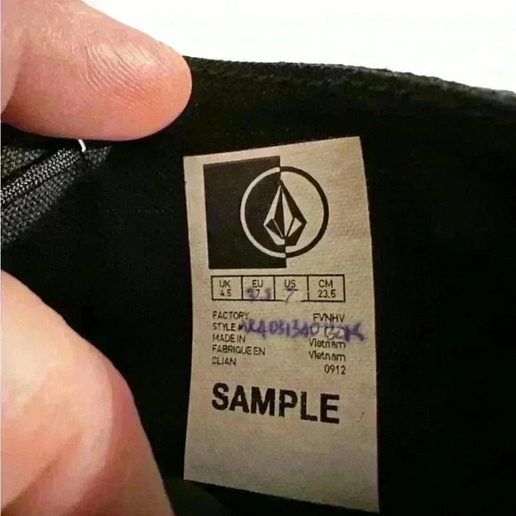 Volcom Buzz Women’s Mid Top Black Leather Sneakers Size 7 (Sample Shoe) - Picture 7 of 8